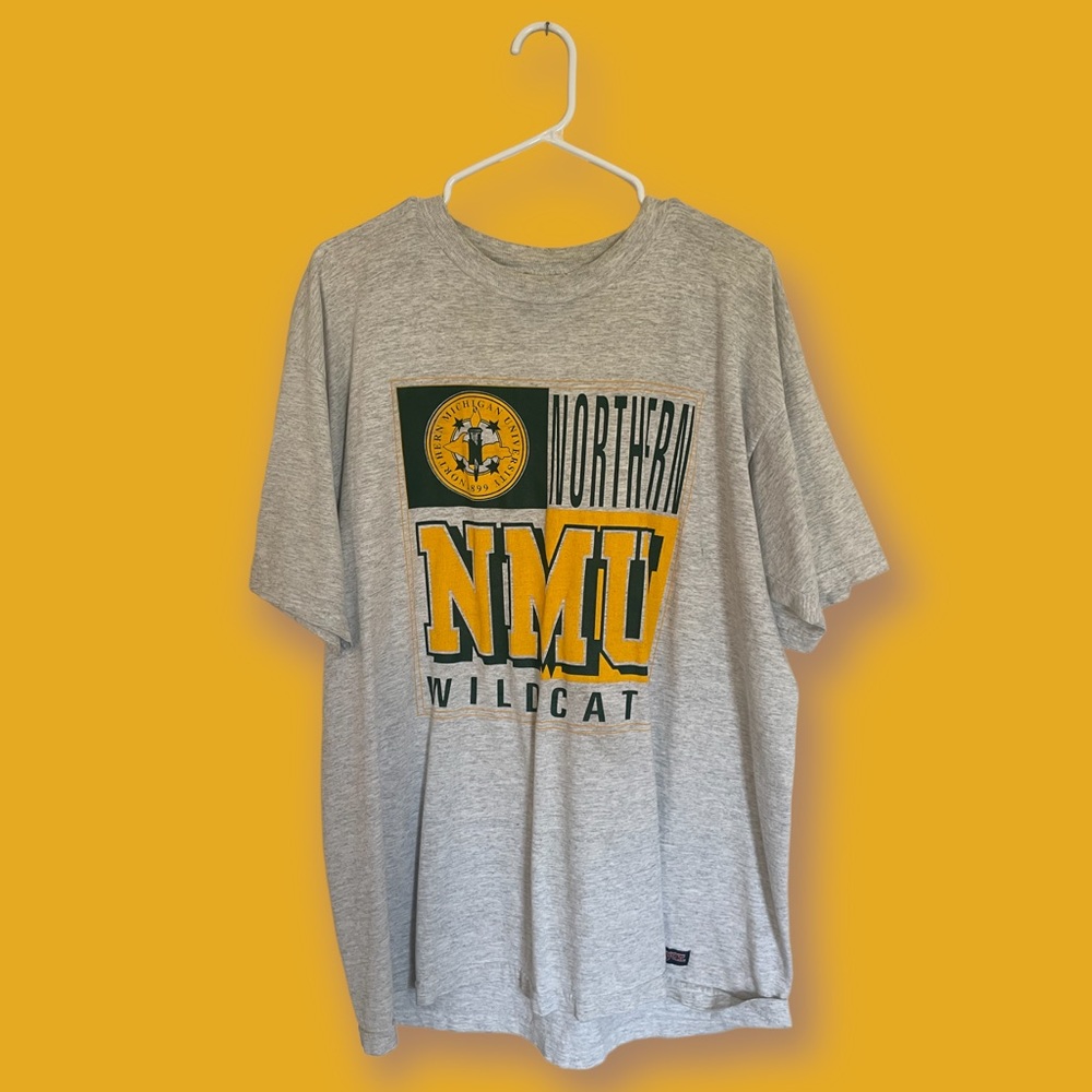 Size is xl but fits like large. Print is in great condition, no fading or cracks
